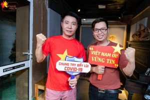 Nhạc sĩ Holy Thắng cùng NSND Công Lý trong buổi thu âm và ghi hình nhạc phẩm Việt Nam Ơi, Vững Tin!