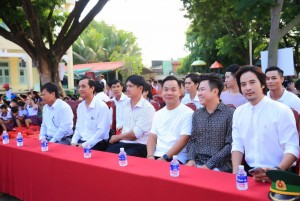 Các nghệ sĩ tham gia khai giảng năm học mới tại Trường tiểu học Thừa Đức, Bến Tre
