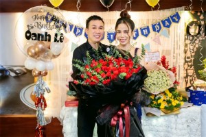 Nàng hậu vỡ òa hạnh phúc khi nhận bó hoa hồng đỏ thắm từ chồng mình