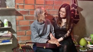 Ca sĩ Võ Linh Phương đến thăm nhạc sĩ Nguyễn Quang Tấn