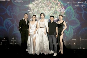 Á hoàng Kim Thảo (bìa phải) cùng dàn sao tại sự kiện
