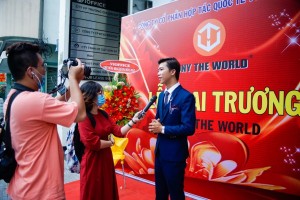 TGĐ Công ty Tony The World trả lời phỏng vấn trong ngày khai trương văn phòng mới