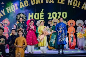 Tổng đạo diễn Nguyễn Lan Vy nhân hoa tri ân từ Ban tổ chức chương trình