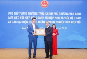 Phó Thủ tường Trương Hòa Bình trao bằng chứng nhận cho CEO Nguyễn Minh Đạt
