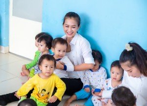 Quỳnh Lê gửi ấm áp đến trẻ em mái ấm Thiên Thần