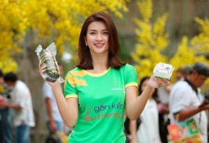 Diễn viên Kim Tuyến gói bánh tét dành tặng các hoàn cảnh khó khăn