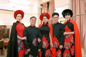 BST Hoa Đất Việt của NTK Việt Hùng trên sân khấu “Hội tụ tinh hoa nghệ thuật Việt”