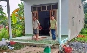 Hai cha con Nguyễn Quốc Bảo hung hăng cầm rựa thách thức chống người thi hành công vụ