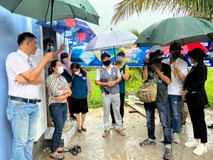 Tặng quà dưới trời mưa