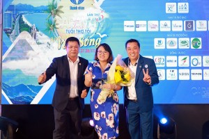 Trưởng BTC CRV 2021 Kiều Đăng Ninh (trái), Chủ tịch CLB Doanh nhân Khánh Hòa - Sài Gòn Nguyễn Hải Nam ((phải) và đại diện NTT Kim Cương Nguyễn Nhã Như Uyên