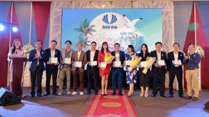CLB Doanh nhân Khánh Hòa - Sài Gòn tặng hoa cám ơn các thành viên BTC CRV lần 5-2021