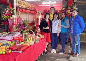 Hoa hậu Châu Mai Thảo (bìa trái) và các cộng sự đến dự Lễ cầu an tại chùa Tam Thái Tử