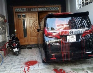 Nhà và xe của gia đình bà H. bị côn đồ "khủng bố" bằng sơn