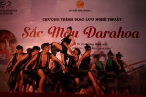 Tiết mục sân khấu hóa “Huyền bí Darahoa” của sinh viên Khoa Quản lý văn hóa nghệ thuật biểu diễn ấn tượng trong chương trình