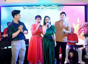 Ca sĩ Phương Giao và Khánh Bình lên hát chúc mừng khai trương phòng trà Diễm Thùy