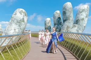 Các thí sinh rạng rỡ trên cầu Vàng