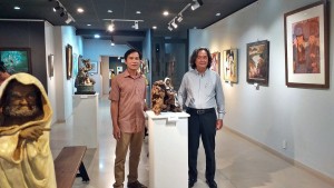 Chủ tịch Hội Mỹ thuật TP.HCM Nguyễn Xuân Tiên (phải) và nhà điêu khắc Nguyễn Văn Trung - trưởng ngành trang trí