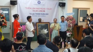 Chị Ái Liên là người đấu giá thành công 2 tác phẩm trong ngày khai mạc triển lãm ảnh của NSNA Thành Xuân Anh