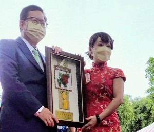 Thị trưởng TP Đào Viên trao Bằng Mẫu Thân Ưu Tú cho Hoa hậu Đào Nguyệt Thanh