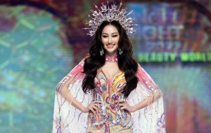 Đoàn Hồng Trang ghi điểm nhan sắc tại Angel Night Fashion Show 2022