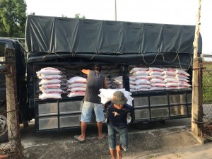 Xe tải chở 10 tấn gạo đến tận nhà DN Châu Mai Thảo để phát cho người nghèo