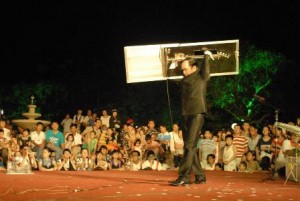 Một trong những tiết mục biểu diễn tại Festival Huế của nghệ sĩ Mai Đình Tới