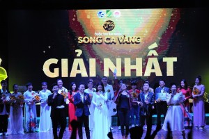 Phút đăng quang đáng nhớ của cặp đôi song ca: cô Hoàng Thị Nhung và sinh viên Hồ Hoàng Thế Vinh
