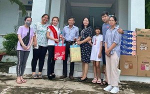 Hoa hậu Đào Nguyệt Thanh cùng người thân và gia đình tại Trung tâm Bảo trợ xã hội tỉnh Cà Mau