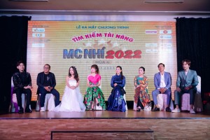 Ban tổ chức và Ban giám khảo trả lời phỏng vấn của báo chí và phụ huynh