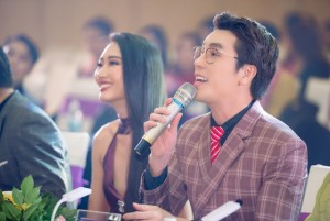 Hoàng Phi Kha lịch lãm ngồi ghế giám khảo Nét Đẹp Sinh Viên 2022