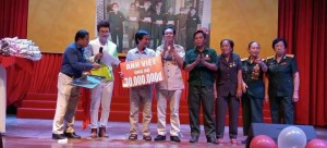 Anh Việt tong một chương trình từ thiện