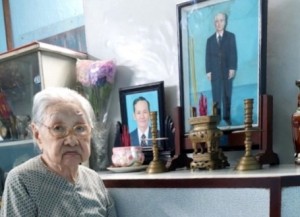 Cụ Trần Thị Ngọc Thanh bên bàn thờ cụ Bùi Hữu Ngự và ông Bùi Hữu Đức