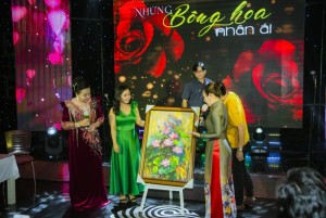 Họa sĩ Lê Quế Anh (thứ 2 từ trái sang) giới thiệu tác phẩm đấu giá trong chương trình "Những bông hoa Nhân ái" tối 20/10