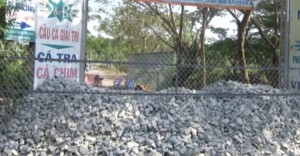 Đường vào hai sân bóng bị đổ đá, dựng hàng rào