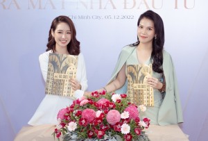 Nghệ sĩ Trúc Thy (phải) và Mrs Ngọc Anh - Giám đốc Học viện Nghệ thuật Hoàng AA Arts tại buổi ký kết ra mắt Nhà đầu tư
