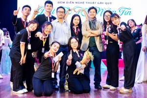 Các bạn sinh viên lớp Đại học Truyền thông Văn hóa 9.1 cùng hai thầy cố vấn