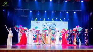Tiết mục ca múa nhạc - thời trang "Ngọc ngà phương Đông" của ca sĩ Lady Phương Thùy và các người đẹp của Đoàn Hương Nam mở màn cho đêm diễn