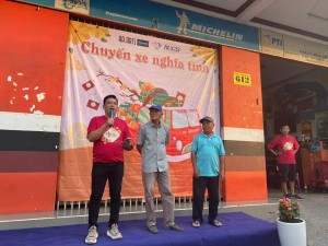 Doanh nhân Nguyễn Đắc Lộc đang thông báo lịch trình cho bà con trước khi về quê ăn Tết cùng Chuyến xe nghĩa tình