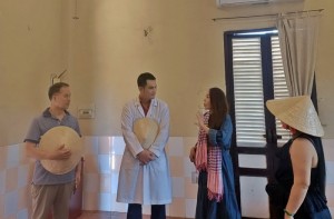 Bác sĩ Nguyễn Hồng Vĩnh đón khách tại Khu du lịch Thiền Tâm