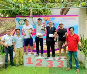 Nghệ nhân Truyền Nguyễn (áo đỏ) và anh Mạnh (chủ nhiệm Hội chim Thanh Cảnh) cùng đại diện tổ trọng giải tài trao giải Nhất, Nhì, Ba cho các nghệ nhân đoạt giải