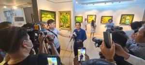 Đông đảo cơ quan truyền thông báo chí và khách mời đến dự khai mạc triển lãm của họa sĩ Đoàn Việt Tiến