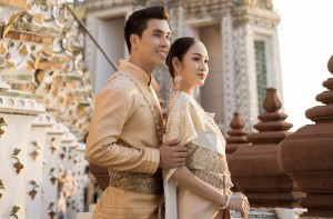 Á Vương Hoàng Phi Kha tung ảnh “tình bể bình” với bạn gái người Thái