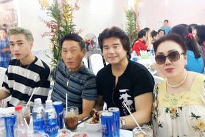 Bà Kim Anh với ông xã và ông bầu Lê Bá Chư trong một buổi tiệc thân mật