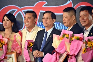 Ông Nguyễn Tấn Tuân - Phó Bí thư Tỉnh ủy, Chủ tịch UBND tỉnh Khánh Hòa (giữa) tặng hoa chúc mừng BTC CRV và chương trình Quê hương biển gọi trong đêm Gala
