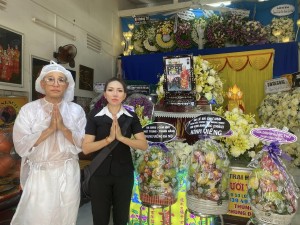 Cẩm Như đến viếng tang thân mẫu nghệ sĩ Thanh Bạch tại Vĩnh Long