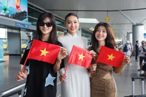 Diễn viên Kim Tuyến và Kim Chi ra sân bay tiễn Giáng Tiên
