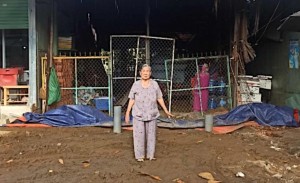 Cụ Nguyễn Thị Mười đứng trước phần đất xây căn nhà 36m2 từ năm 1992