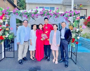 Người thân, bạn bè đến chúc mừng CS-DN Hoàng Long Nhật trong lễ đính hôn tại Mỹ