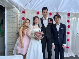 Doanh nhân Hoàng Long Nhật và cô dâu Pha Phạm bên cạnh những người thân yêu