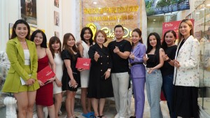 Diễn viên Mỹ Hạnh (bìa phải) cùng với khách hàng tham dự hội thảo